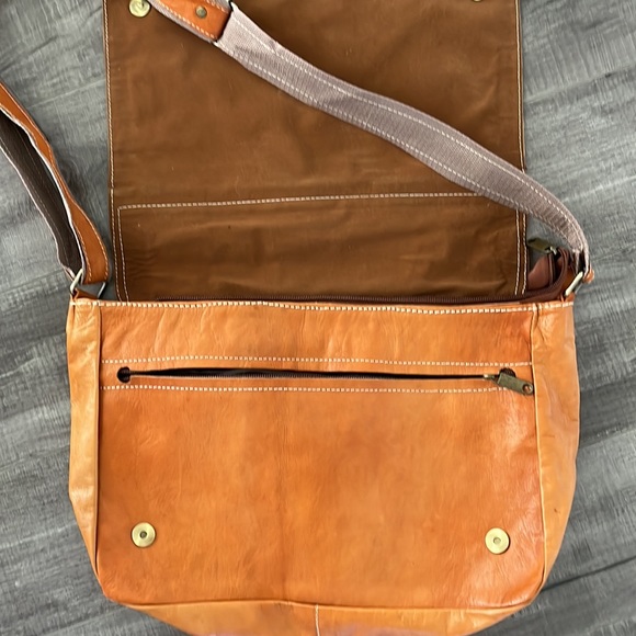 Leather messenger bag. Preppy and cool - Picture 3 of 4